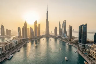 Skyline de Dubaï avec la Burj Khalifa au coucher du soleil